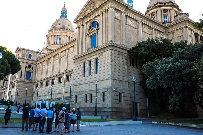 Barcelona Highlights & Sagrada Familia Tour: Priority Access - What the guides add to the day