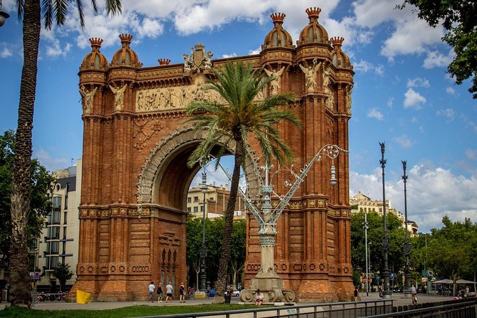 Barcelona Highlights Small Group Tour with Hotel Pick Up - Walking Through Ciutat Vella and the Gothic Quarter