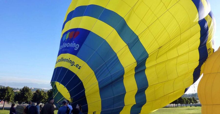 Barcelona: Hot Air Balloon Ride with Optional Transportation - Watching the balloon come alive