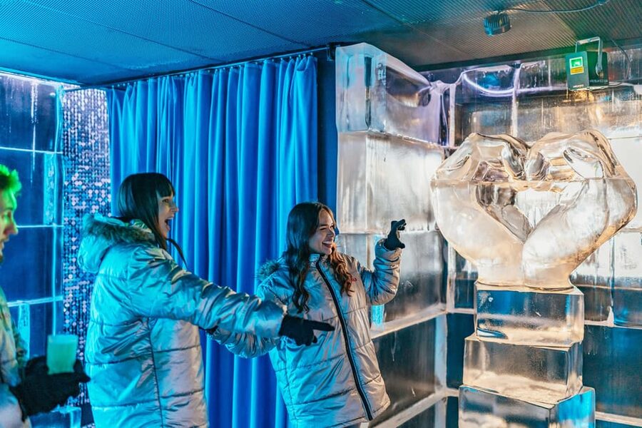 Barcelona: Icebar experience, located at the beach !! - The first few minutes: getting dressed for minus 5 degrees