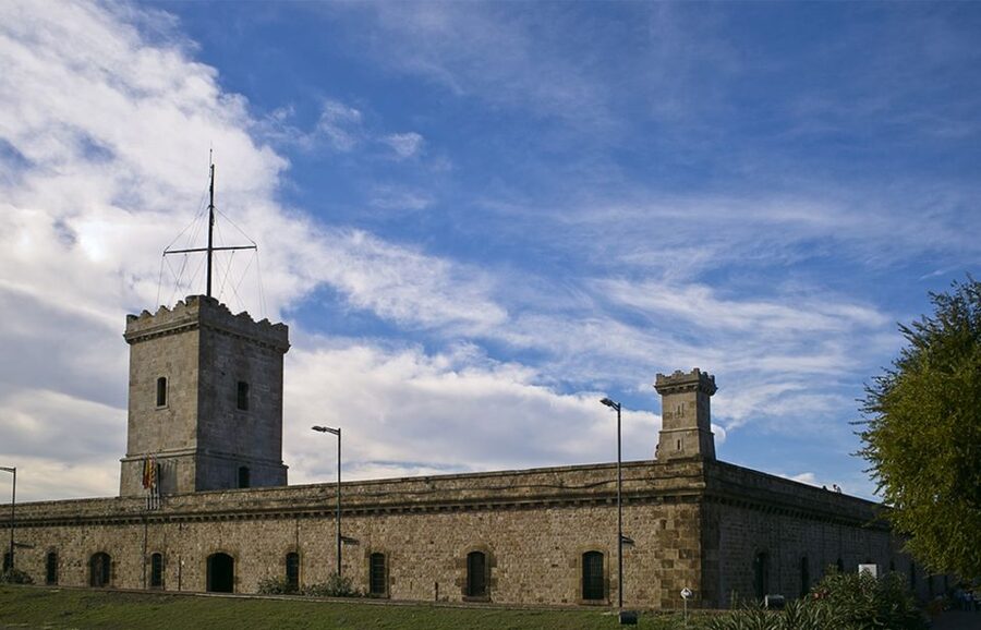 Barcelona: Montjuïc Cable Car Ticket with Audio Guide - The Barcelona walking tour, from market to basilica