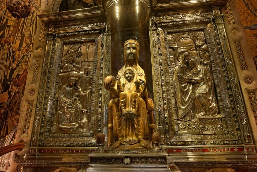Barcelona: Montserrat Tour with Cog-Wheel & Black Madonna - The 65-minute free period and what to do with it