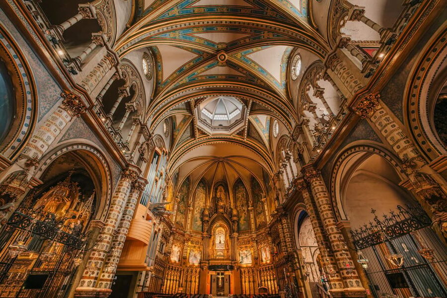 Barcelona: Montserrat Visit & Lunch at Farmhouse Small Group - Starting in Barcelona and settling into the minibus