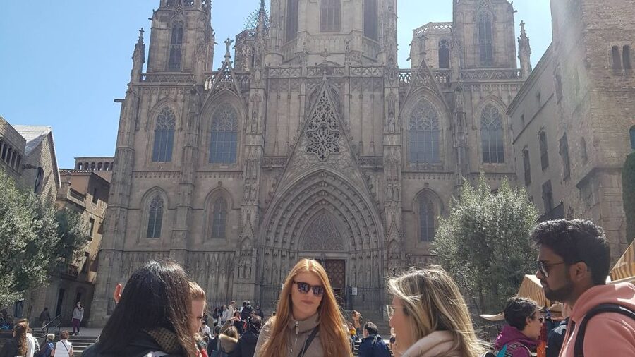 Barcelona: Old Town and Gothic Quarter Walking Tour - Santa Maria del Mar and the city’s working past