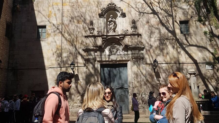 Barcelona: Old Town and Gothic Quarter Walking Tour - Plaça Reial and the city after dark