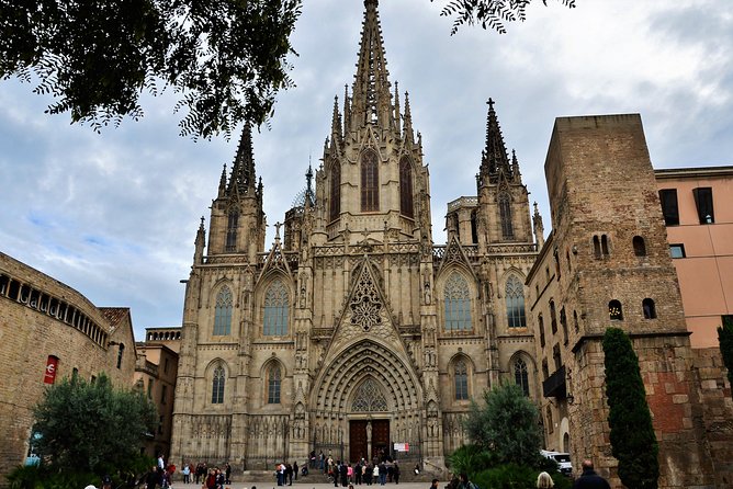 Barcelona Old Town & Gothic Quarter Small Group Tour - La Rambla shows Barcelona at its most public