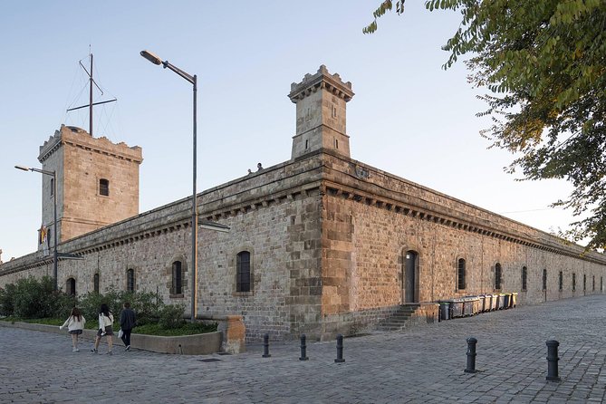 Barcelona: Old Town, Montjuic Castle, Cable Car Small Group Tour - Reaching Montjuïc by funicular and cable car