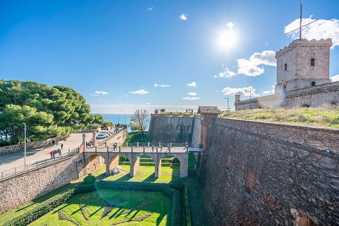 Barcelona: Old Town, Montjuic Castle, Cable Car Small Group Tour - The guides make the difference