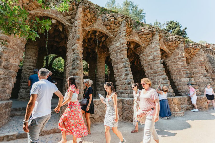 Barcelona: Park Güell Guided Tour & Priority Access - Guide Style: Facts With Humor and Patience