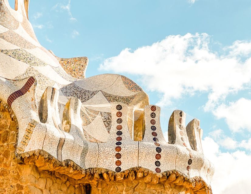 Barcelona: Park Güell & La Sagrada Familia Tickets and Tour - The guides are the heart of the experience