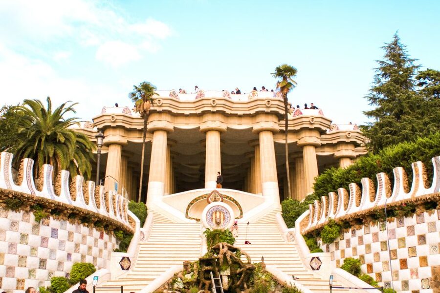 Barcelona: Park Güell & La Sagrada Familia Tickets and Tour - Meeting the guide near Park Güell