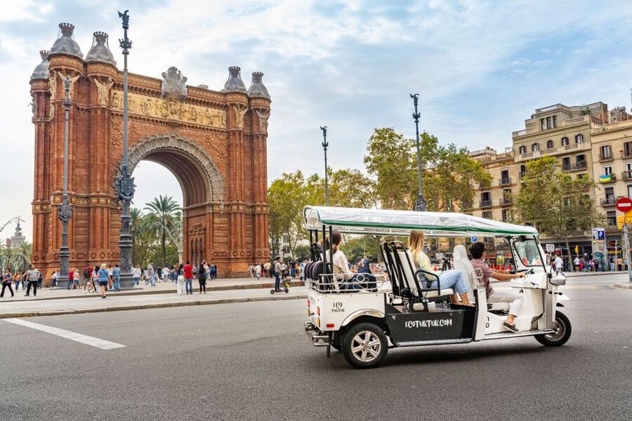 Barcelona: Private City Tour by Eco Tuk Tuk - Guides, Language, and the Private Format