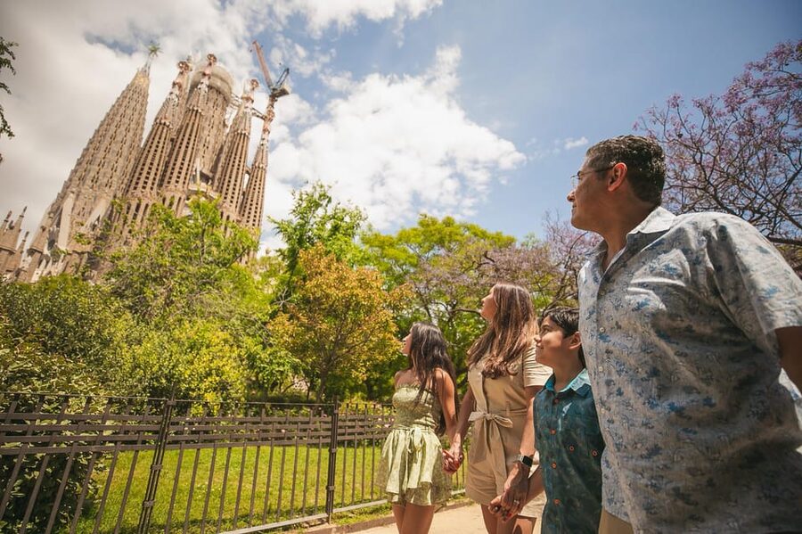 Barcelona: Professional Photoshoot Outside Sagrada Familia - Key points to know before booking
