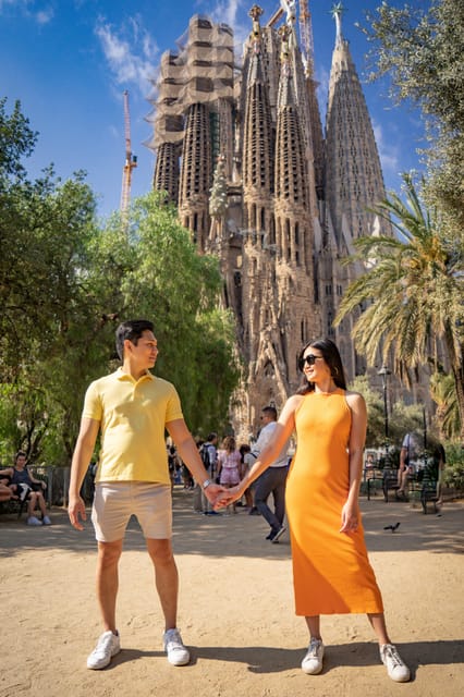 Barcelona: Professional Photoshoot Outside Sagrada Familia - What happens during the 30 to 45-minute session