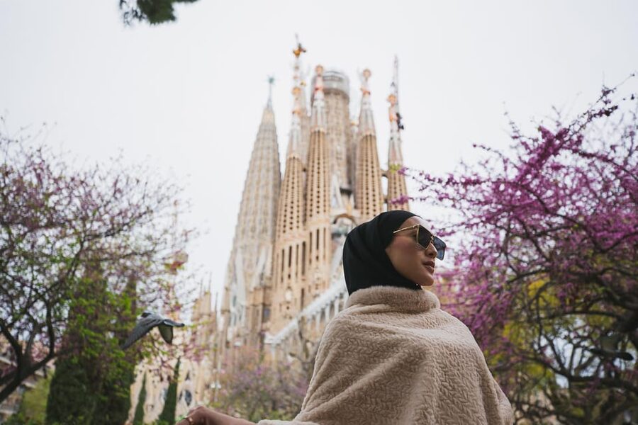 Barcelona: Professional Photoshoot Outside Sagrada Familia - Is $65 good value for up to eight people?
