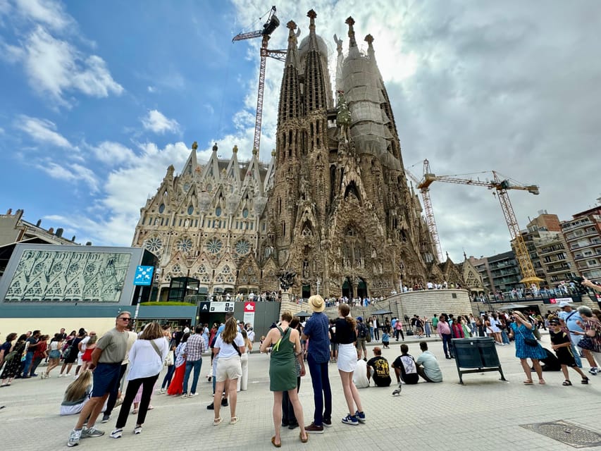 Barcelona: Sagrada Familia Entry Ticket and Guided Tour - Seeing the completed model before entering