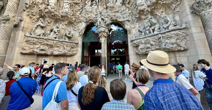 Barcelona: Sagrada Familia Entry Ticket and Guided Tour - The guides are the strongest part of the experience