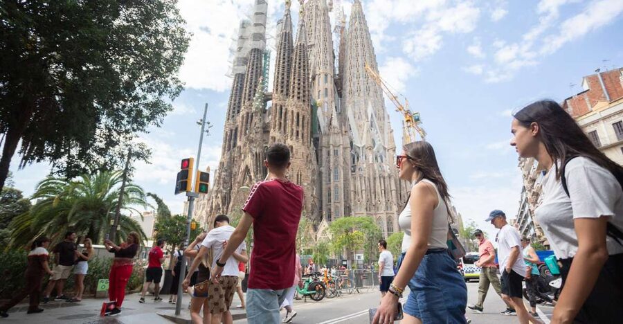Barcelona: Sagrada Familia Fast-Track Guided Tour - Meeting at Emporio Souvenirs Barcelona