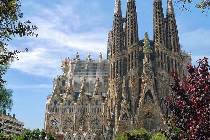Barcelona: Sagrada Familia Fast Track Tour with Tower Option - Why a guide helps inside the Sagrada Familia