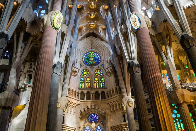Barcelona: Sagrada Familia Fast Track Tour with Tower Option - Entering Gaudí’s basilica without a long wait