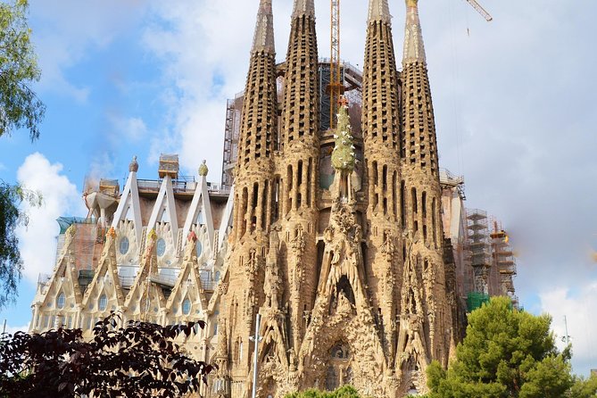 Barcelona: Sagrada Familia Fast Track Tour with Tower Option - Understanding the symbols, construction, and artists