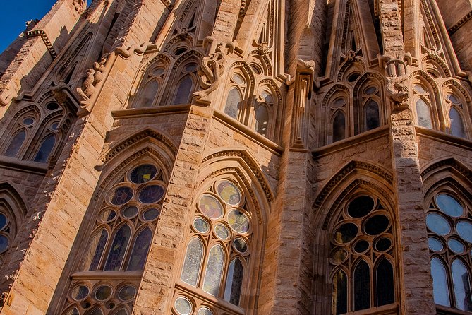 Barcelona: Sagrada Familia Fast Track Tour with Tower Option - What the tower option adds