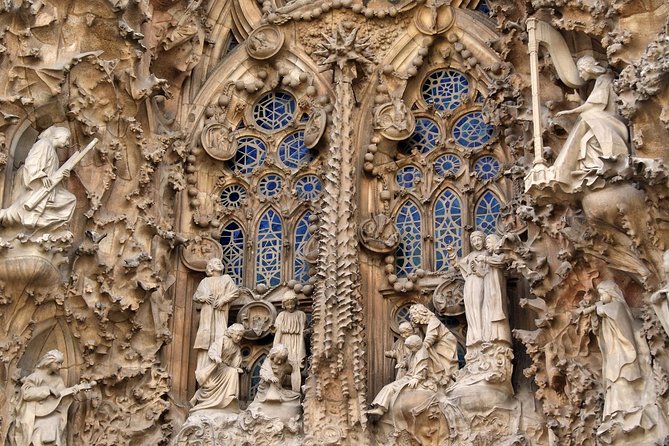 Barcelona: Sagrada Familia Fast Track Tour with Tower Option - Clothing, documents, and other practical details