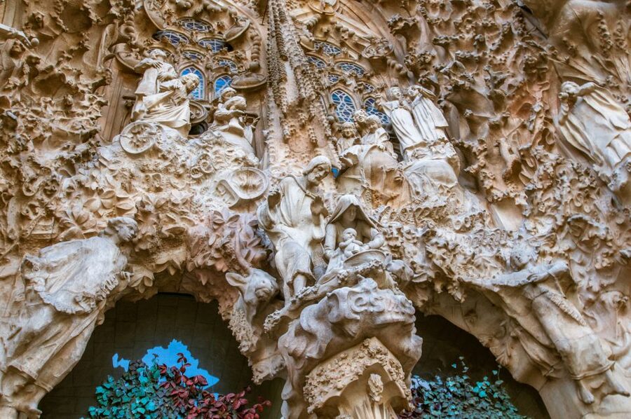 Barcelona: Sagrada Familia Guided Tour with Tower Access - Dress, comfort, and timing tips