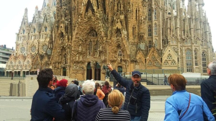 Barcelona & Sagrada Familia Half-Day Tour with Hotel Pickup - The Eixample and Hospital de Sant Pau