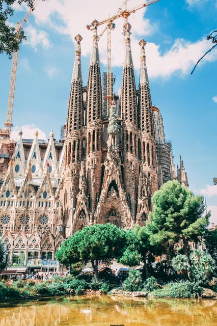 Barcelona: Sagrada Familia, Modernism, and Old Town Tour - The metro connection to Passeig de Gràcia