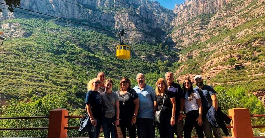 Barcelona: Sagrada Familia & Montserrat Full-Day with Pickup - Walking the Gothic Quarter for about 30 minutes