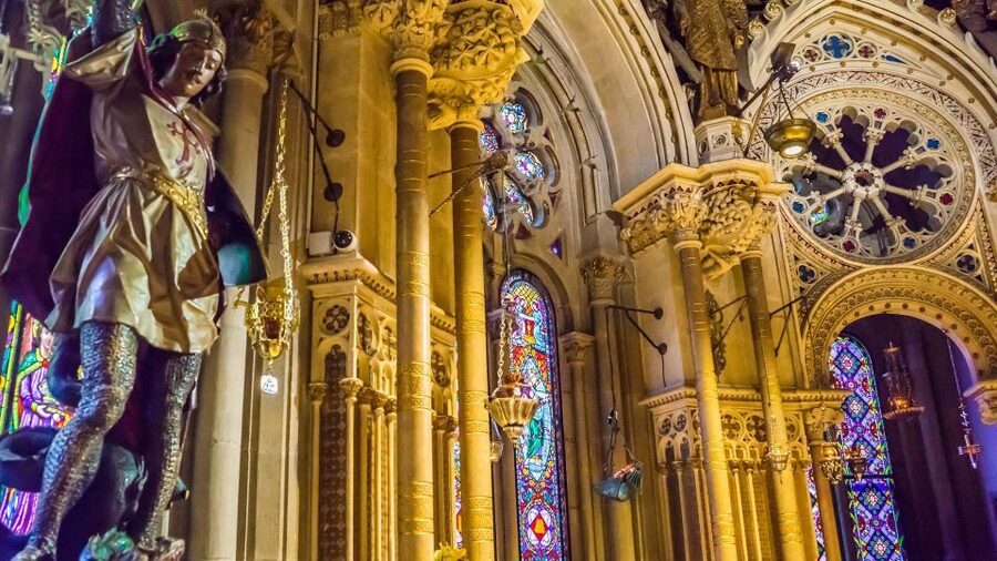 Barcelona: Sagrada Familia & Montserrat Full-Day with Pickup - A small group, a private option, and the human factor