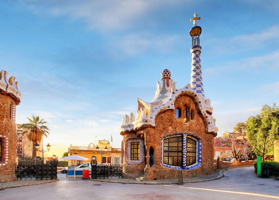 Barcelona: Sagrada Familia & Park Güell Guided Tour & Ticket - The gap between the two attractions