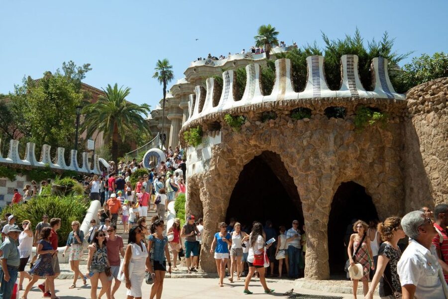 Barcelona: Sagrada Familia & Park Güell Guided Tour & Ticket - How the bilingual format affects the pace