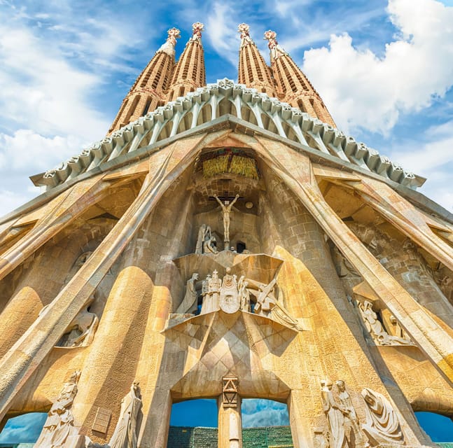 Barcelona: Sagrada Familia & Park Güell Guided Tour & Ticket - Guides make the biggest difference