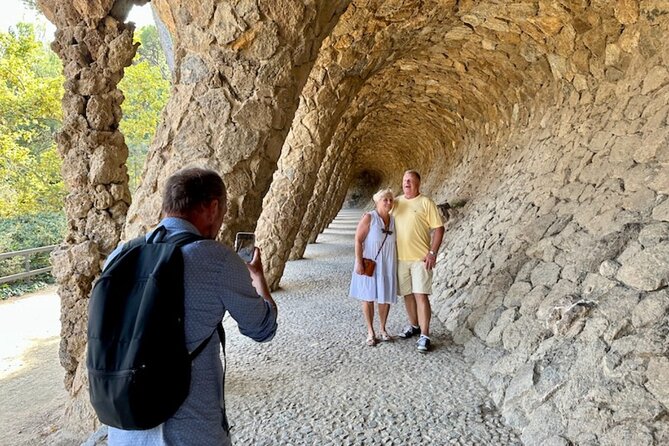 Barcelona: Sagrada Familia & Park Guell Guided Tour + Transfer - The guides are the heart of the experience