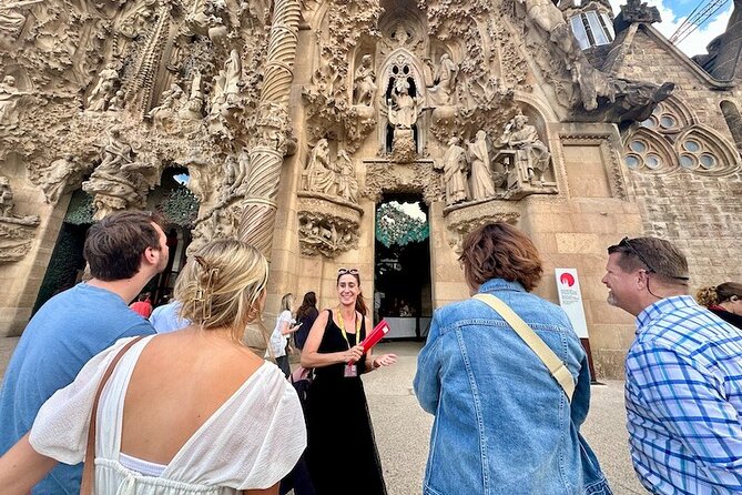 Barcelona: Sagrada Familia & Park Guell Guided Tour + Transfer - The lunch break and transfer across Barcelona