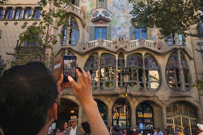 Barcelona: Sagrada Familia, Park Guell & Tapas Private Tour - Passeig de Gràcia turns the city into an open-air museum