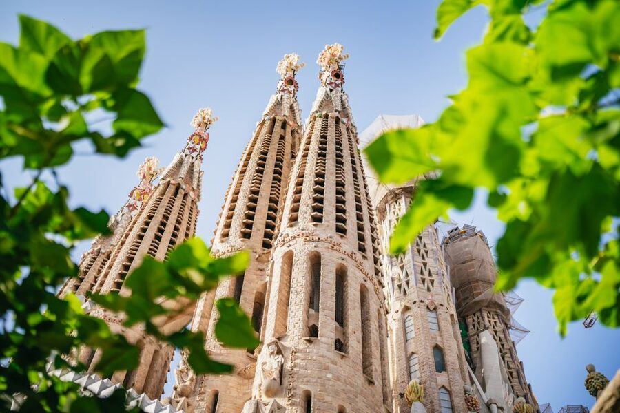 Barcelona: Sagrada Familia Skip-the-Line Entry Ticket & Tour - Meeting the guide near Av. de Gaudí