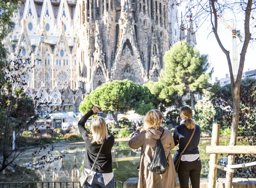 Barcelona: Sagrada Familia Skip-the-Line Guided Tour - Dress code and what to bring