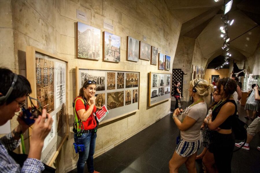 Barcelona: Sagrada Familia Skip-the-Line Guided Tour - First look inside the basilica