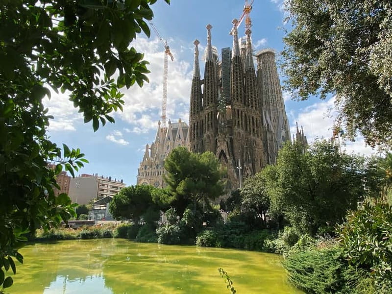Barcelona: Sagrada Familia Skip-the-line Tour with Guide - Key points at a glance