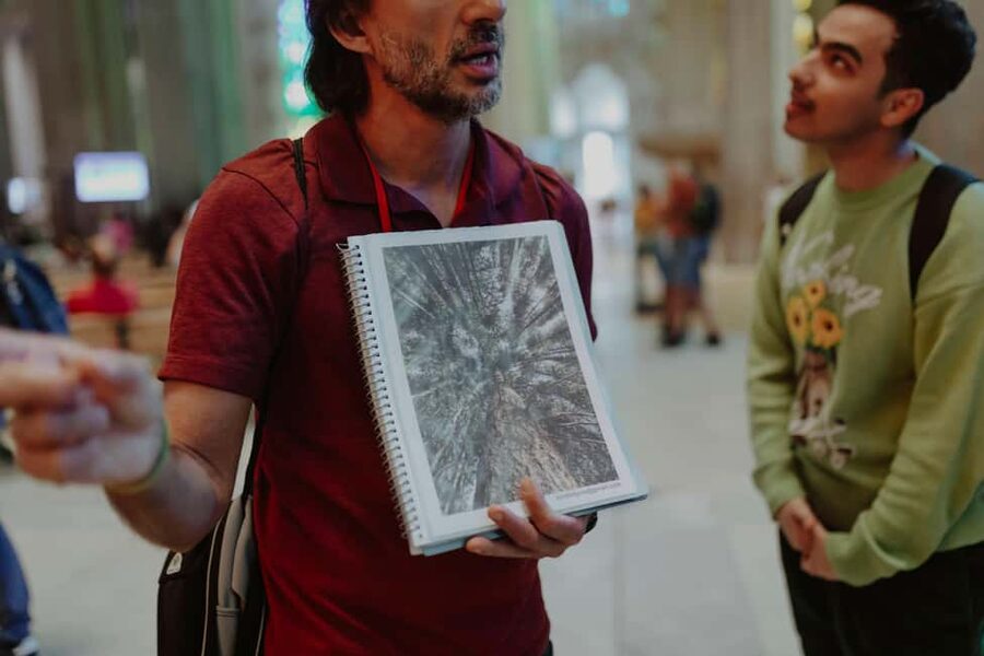 Barcelona: Sagrada Familia Skip-the-line Tour with Guide - Best times, dress, and practical preparation