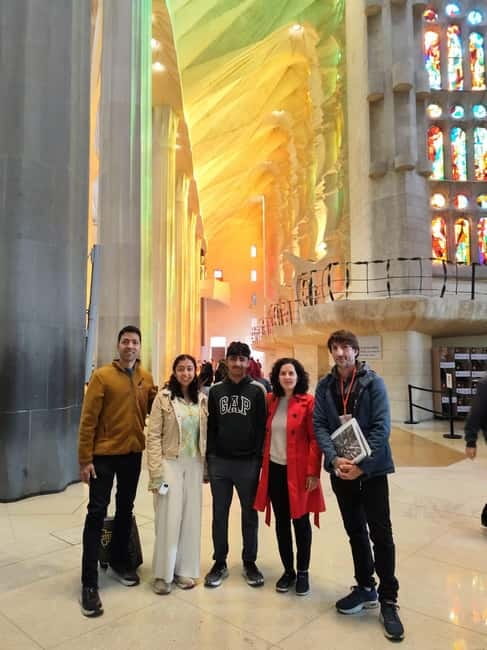 Barcelona: Sagrada Familia Skip-the-line Tour with Guide - Fast-track entry, with a realistic wait