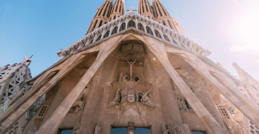 Barcelona: Sagrada Familia Small Group Guided Tour - Skip-the-line entry and the value of timing