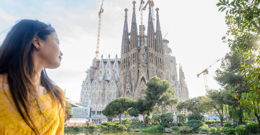 Barcelona: Sagrada Familia Tour & Optional Tower Visit - Light, Color, and the Main Interior