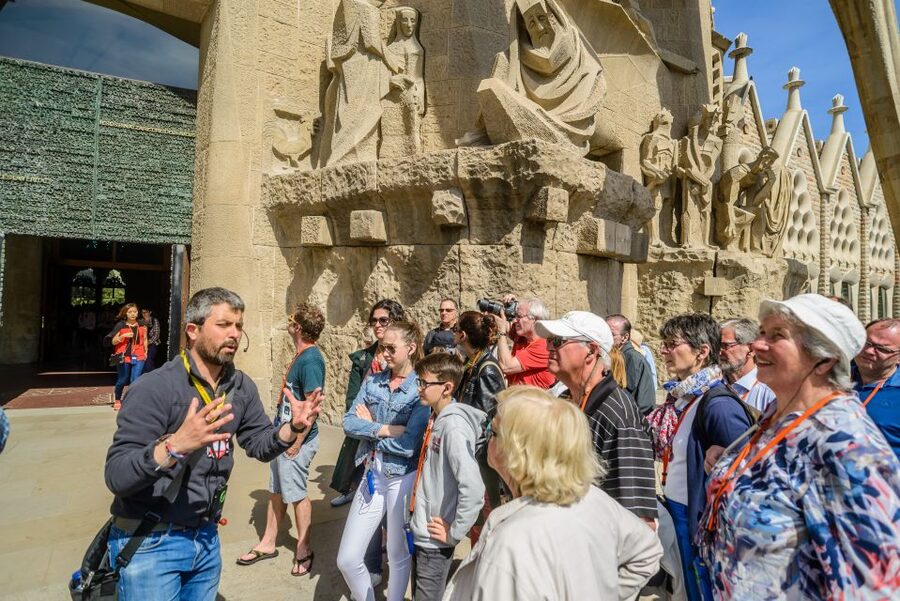 Barcelona: Sagrada Familia Tour & Optional Tower Visit - Gaudí’s Symbols and Catholic Meaning