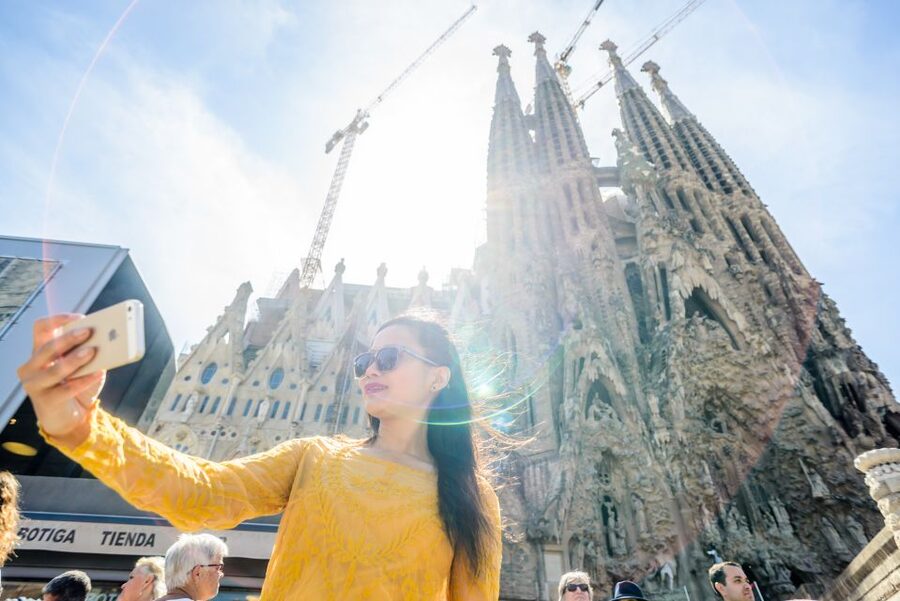 Barcelona: Sagrada Familia Tour & Optional Tower Visit - Group Size, Guides, and the Pace