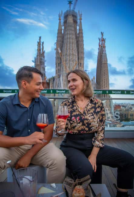 Barcelona: Sagrada Familia Tour with Optional Extras - Starting outside: read the building before entering