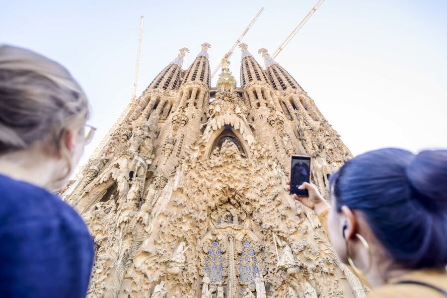 Barcelona: Sagrada Familia Tour with Optional Tower Access - Meeting the group and entering the basilica